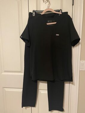 Figs Technical Collection cargo style straight leg pants and top set  L/T Black